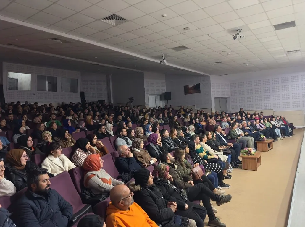 Kartepe Belediyesi Necip Fazıl Kısakürek Kültür Merkezi, muhteşem bir tiyatro