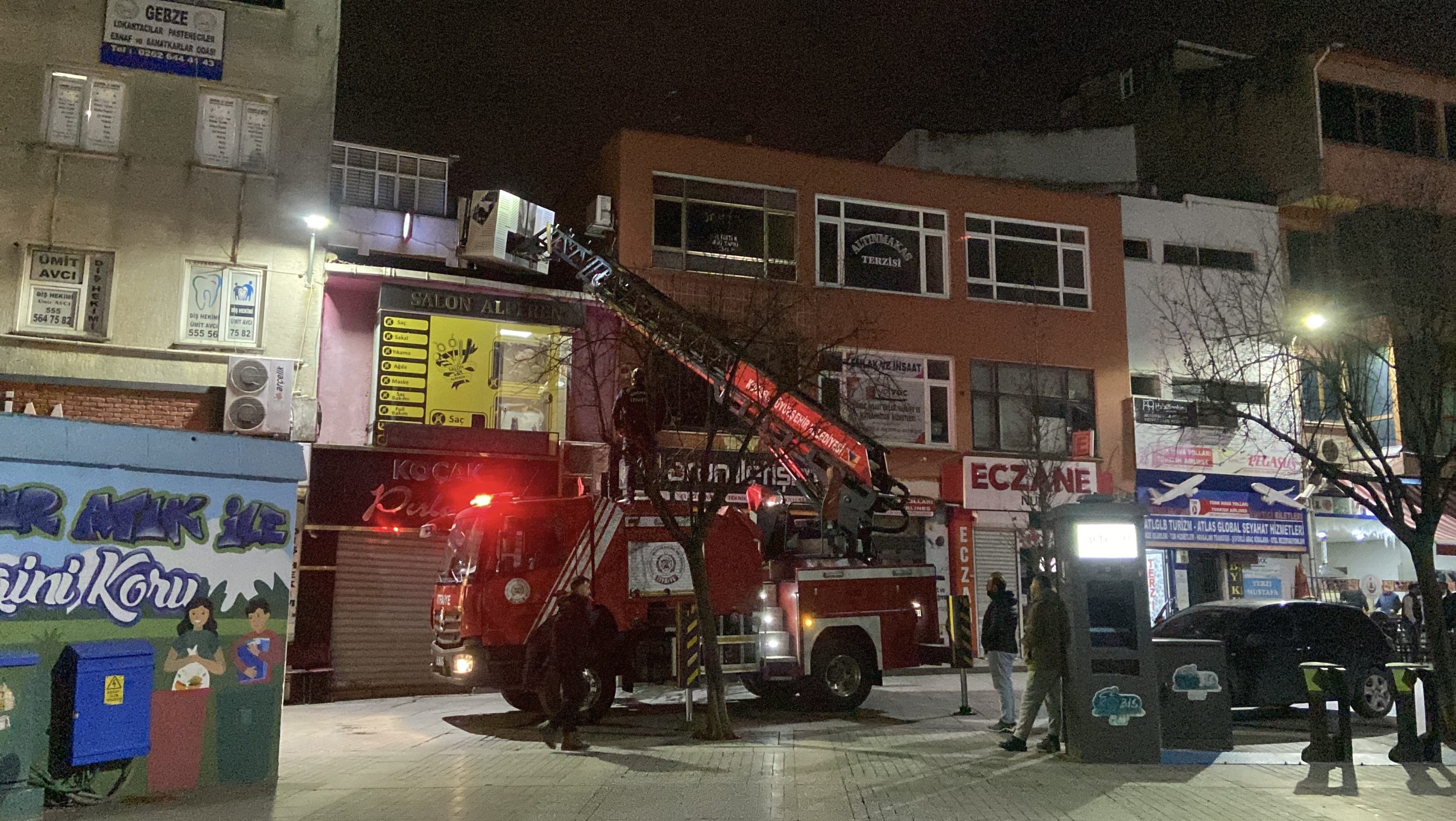 Kocaeli’nin Gebze ilçesinde evden kaçan ve çatıda mahsur kalan kedi