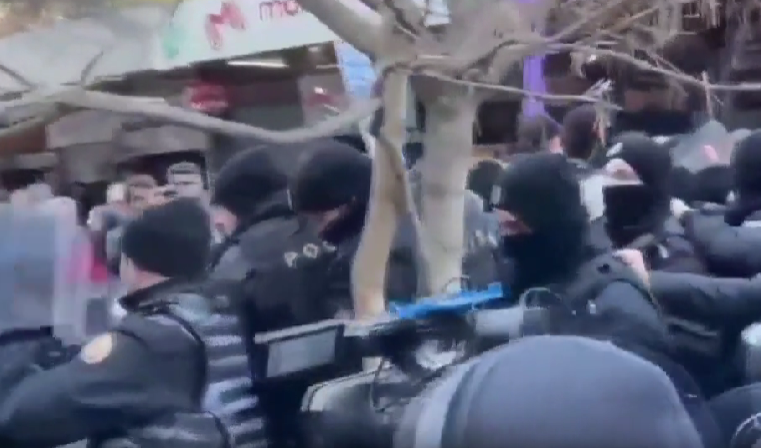 TBMM'nin önünde 'Geçinemiyoruz protestosuna polis müdahalesi