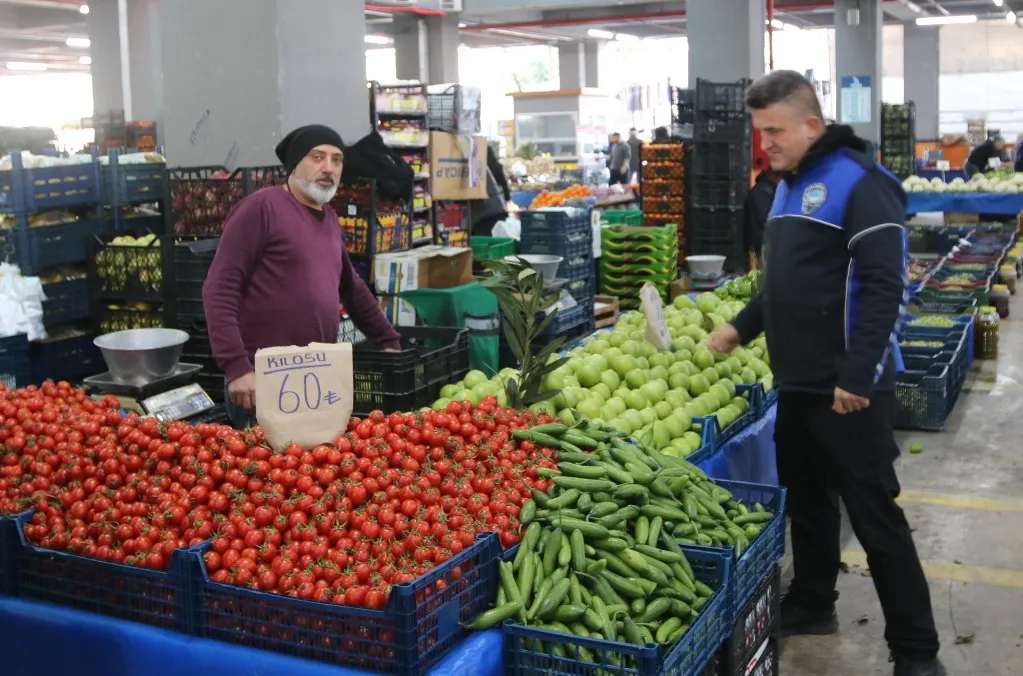 Derince Belediyesi Zabıta Müdürlüğü ekipleri, vatandaşların huzurlu ve güvenli bir
