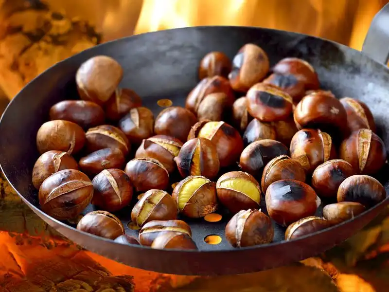 Kestane fiyatları bu yıl cepleri yakıyor. Geçtiğimiz yıl sokaklarda ve