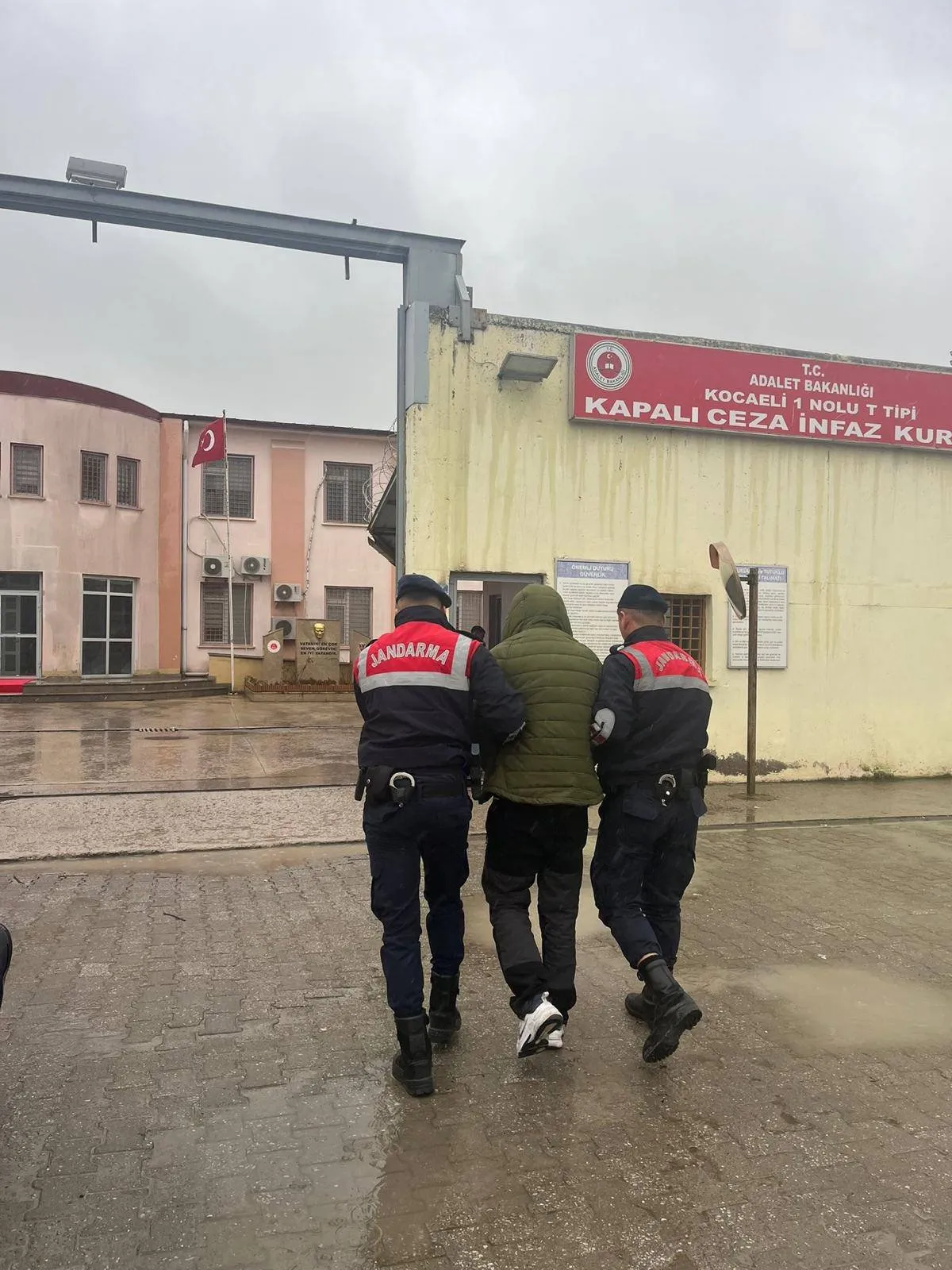 Kocaeli İl Jandarma Komutanlığı ekipleri, hırsızlık ve uyuşturucu suçlarından 16