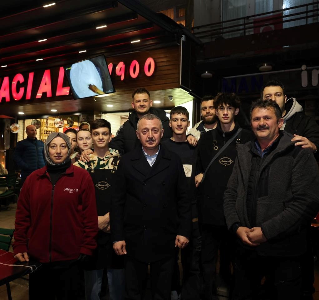 Kocaeli Büyükşehir Belediye Başkanı Doç.Dr.Tahir Büyükakın, yeni yıla vatandaşlarla birlikte