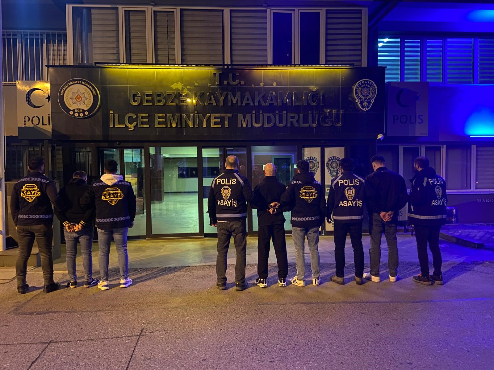 Kocaeli'nin Gebze ilçesinde akaryakıtını gasp etmeye çalıştıkları tırın sürücüsünü bıçaklayan