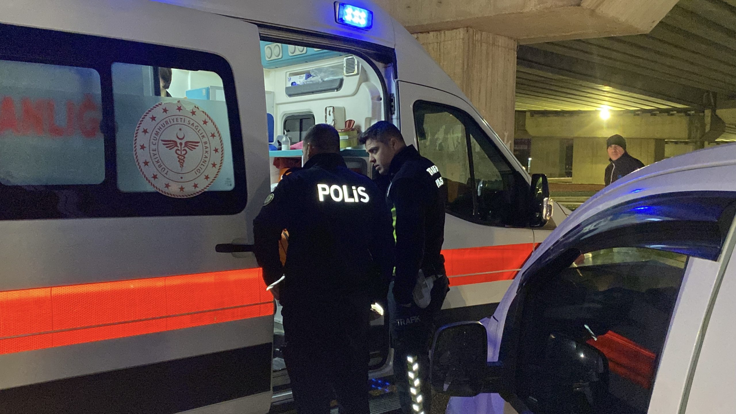 Kocaeli'nin İzmit ilçesinde otomobile çarpan hafif ticari aracın sürücüsü yaralandı.