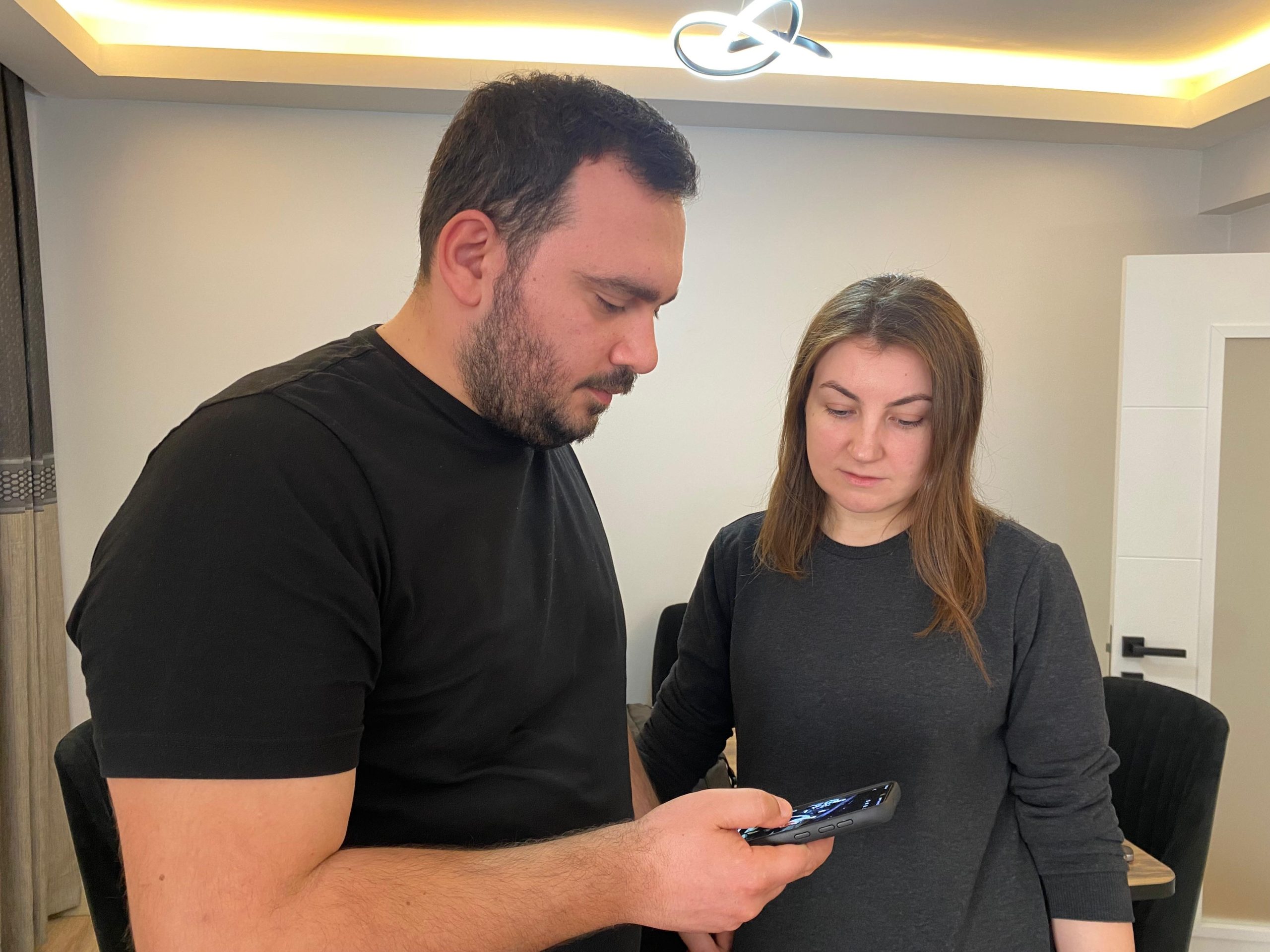 Bir oğlu şehit edilen doktoru İsrail askerleri götürdü