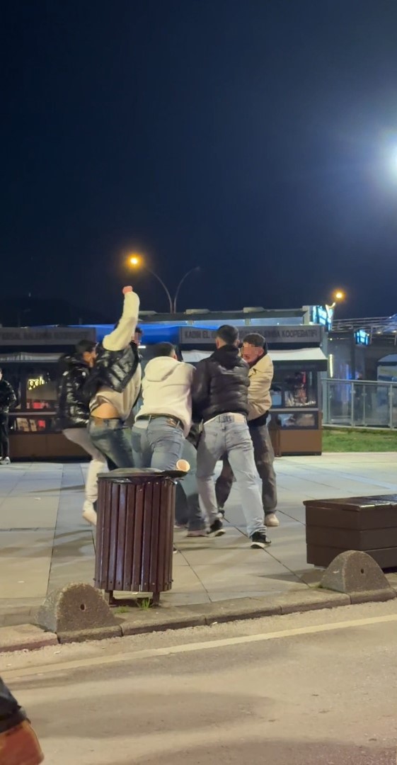 İzmit'te 5 kişi bir gence saldırdı