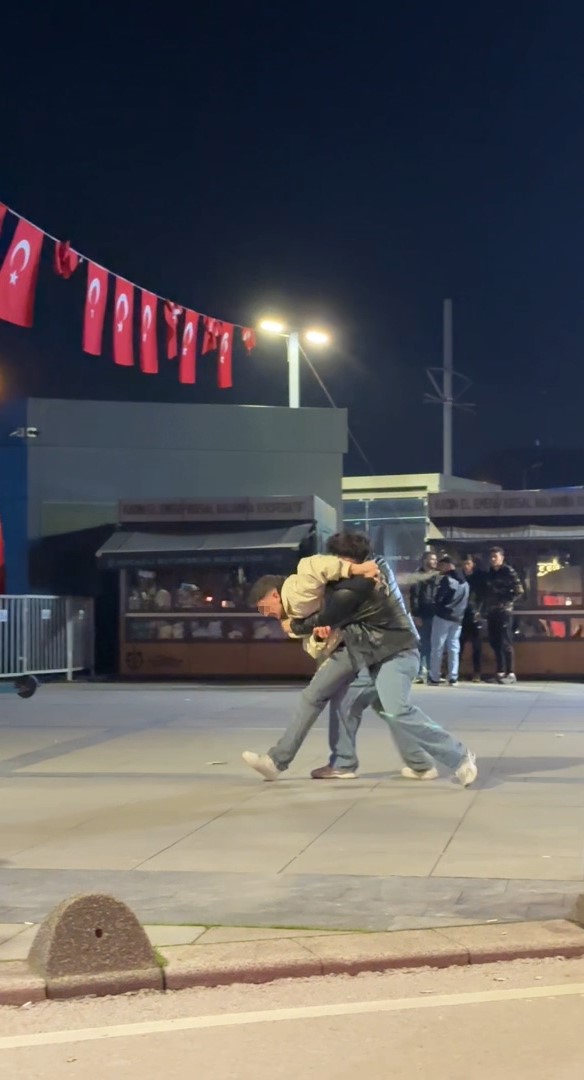 İzmit'te 5 kişi bir gence saldırdı