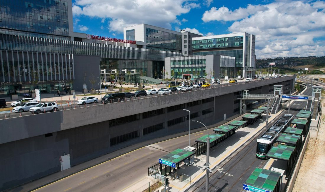 Şehrin simgesi haline gelen Akçaray tramvayı son 1 yılda 17