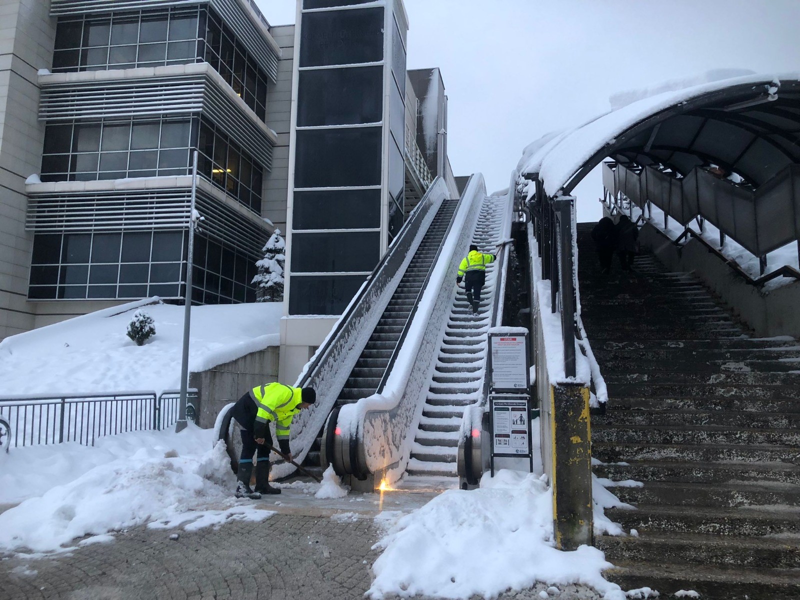 Kocaeli'de karla mücadele: Buzlanmaya karşı çalışmalar başladı