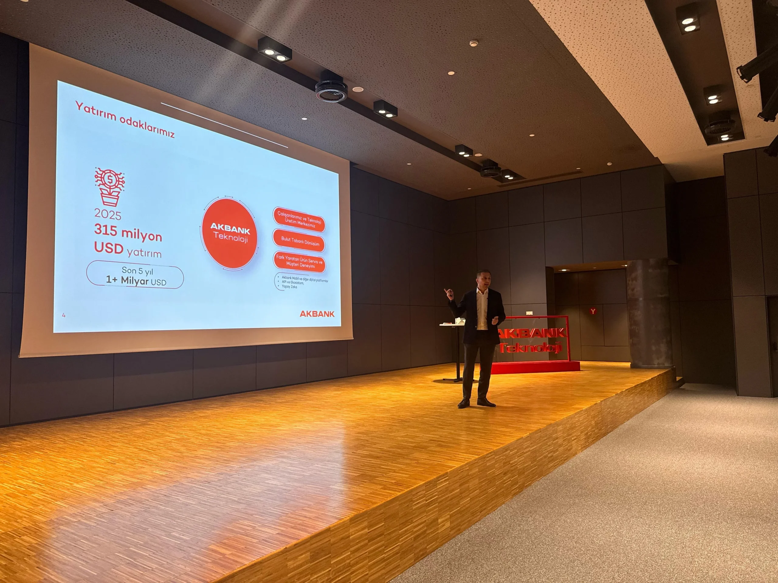 Akbank'tan 250 milyon dolarlık "veri kalesi"