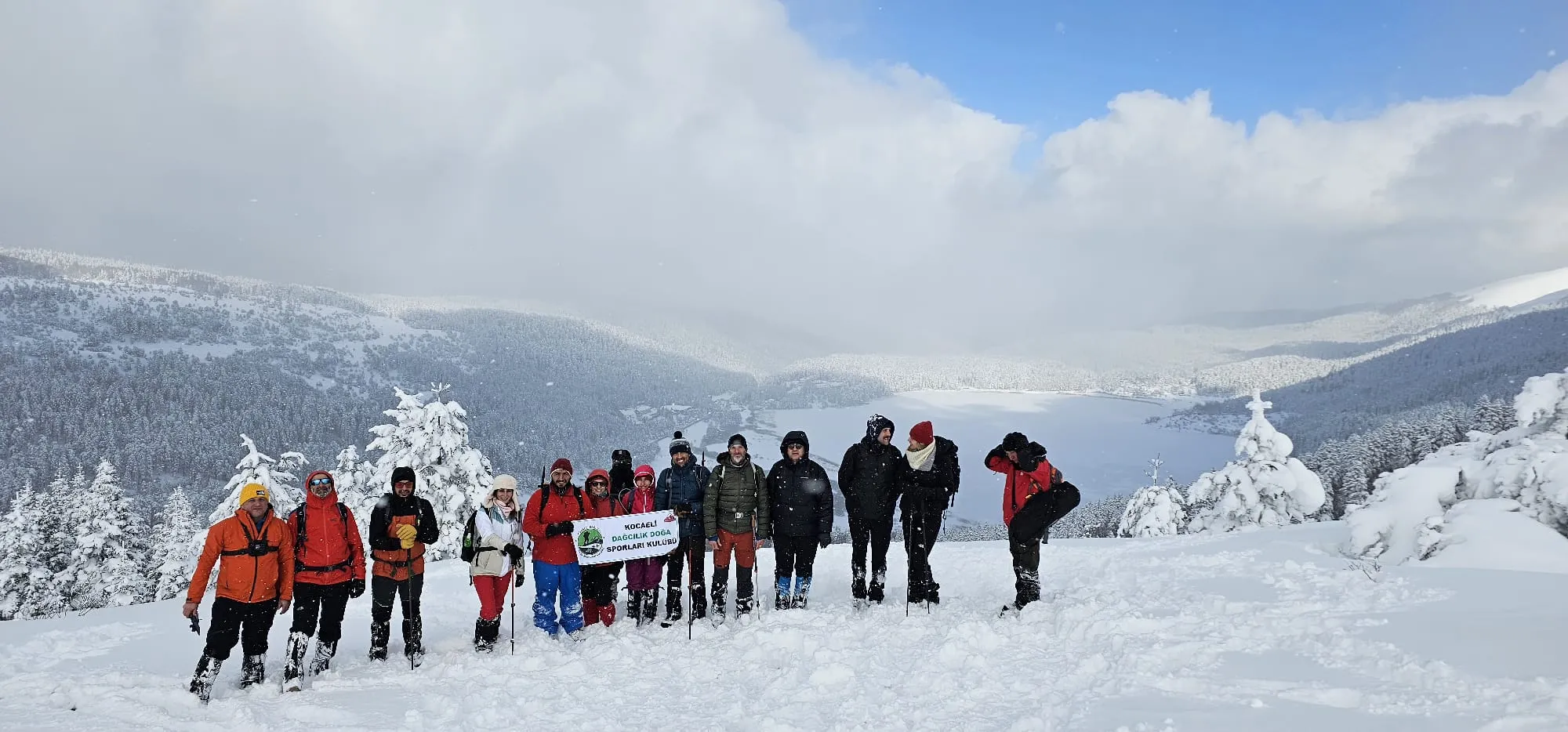 Kocaeli Dağcılık Kulübü Abant’ta kış yürüyüşü yaptı