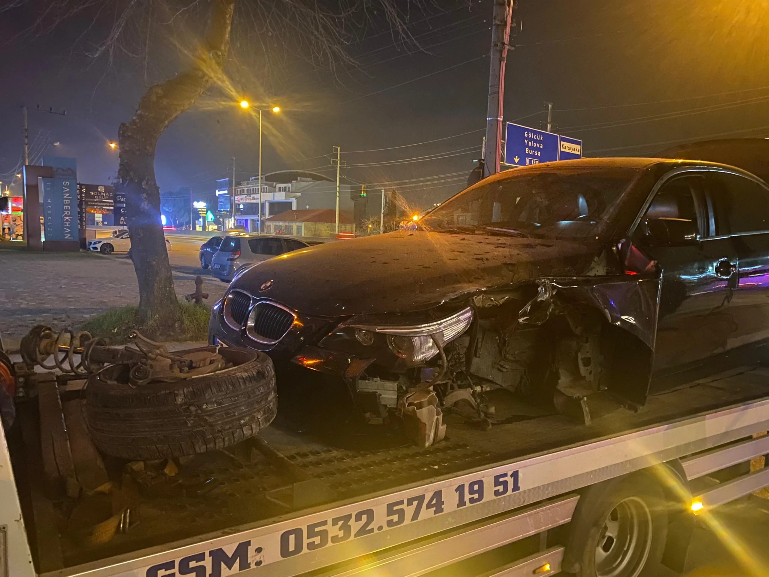 Aydınlatma direğine çarpan otomobilin tekerleği koptu: 3 yaralı