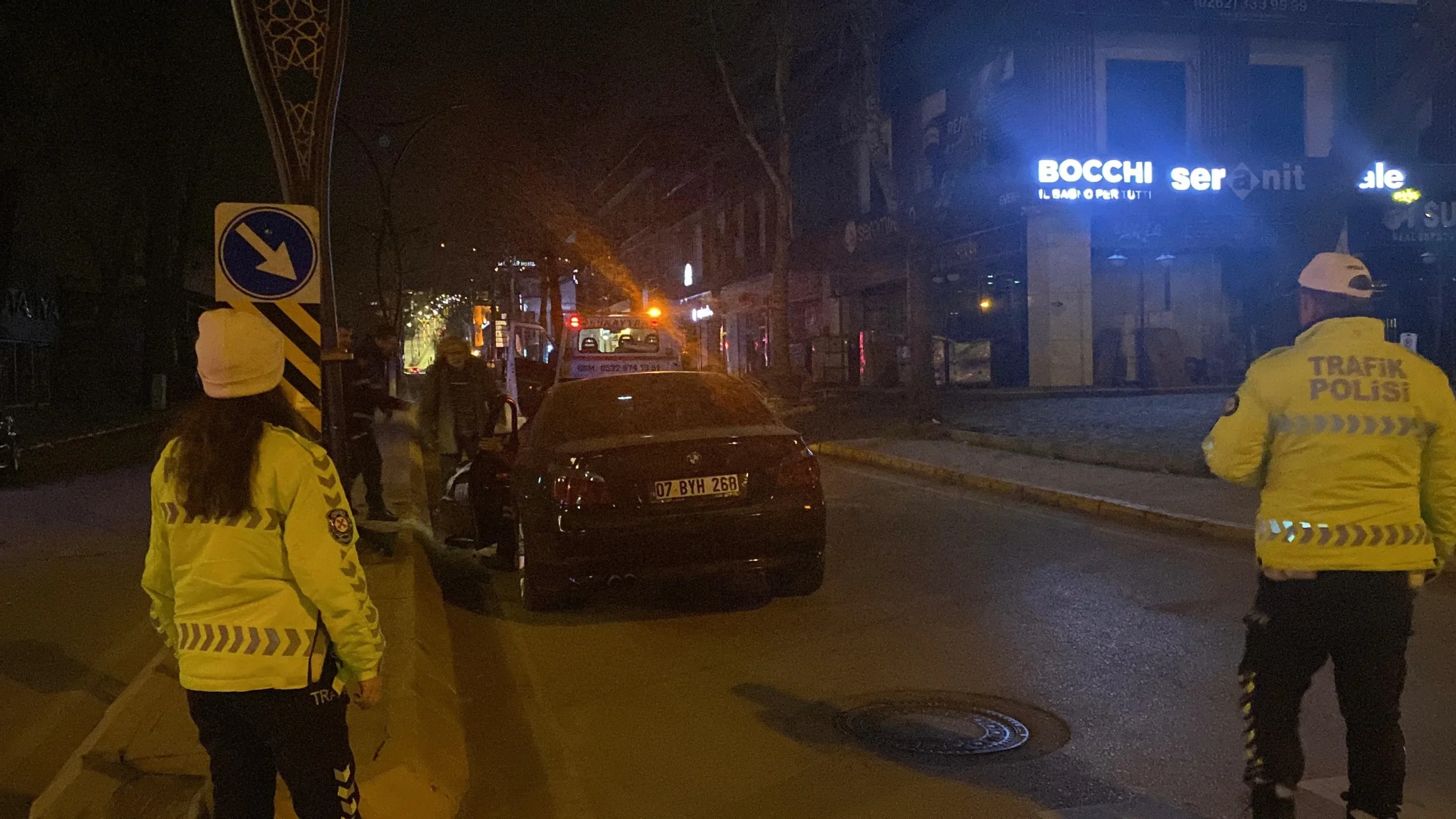 Aydınlatma direğine çarpan otomobilin tekerleği koptu: 3 yaralı