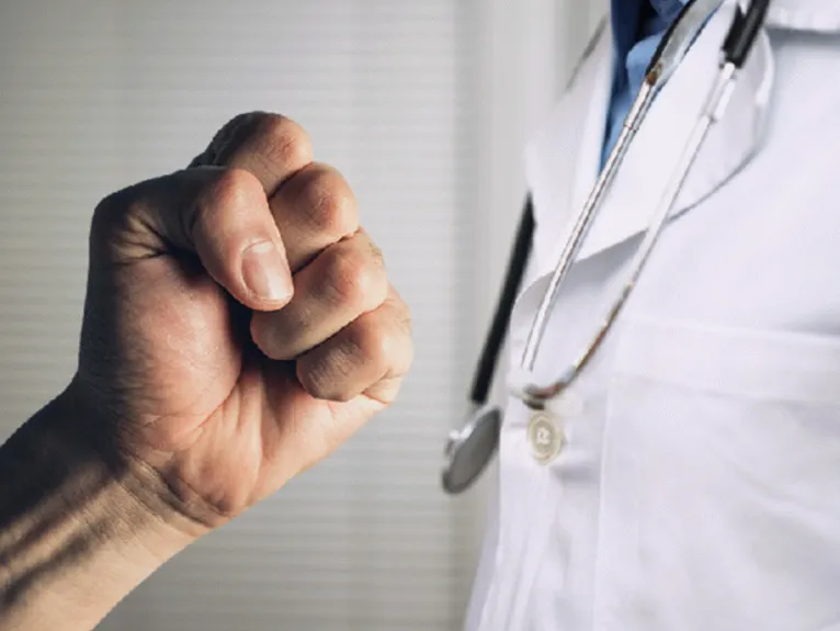 Bilinci kapalı hasta uyanınca doktora saldırdı!