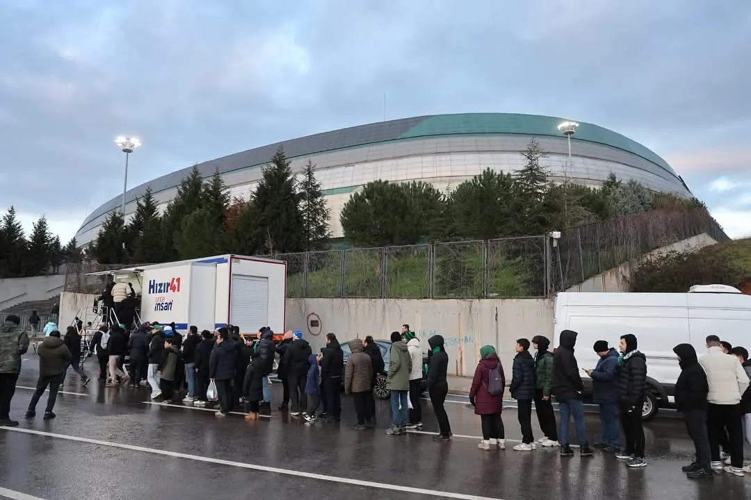 Hızır 41 Kocaelispor maçı öncesi vatandaşlara iftariyelik dağıttı!