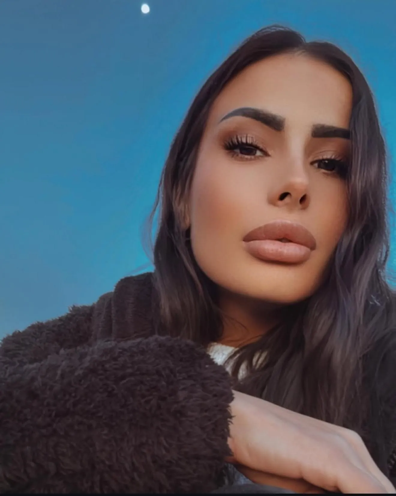 Genç dansçı evinde ölü bulundu!