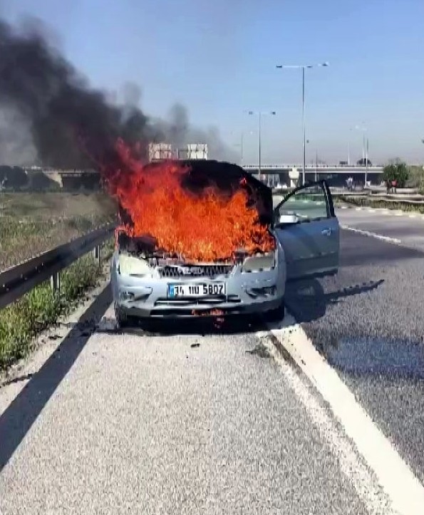 D100'de yanan otomobilini çaresizce izledi