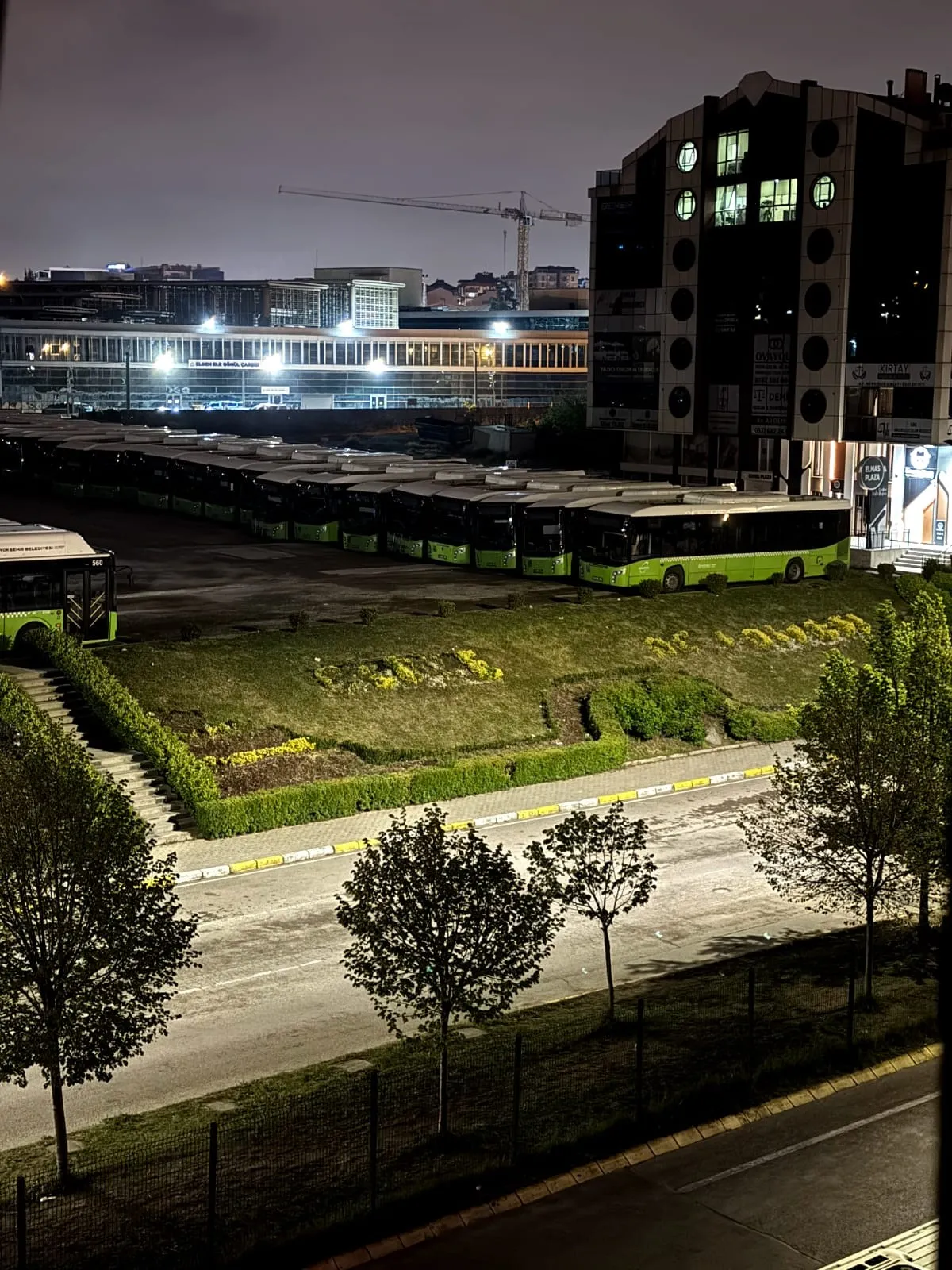 Belediyeye ait otobüsü çalmaya çalışan hırsızlar suçüstü yakalandı