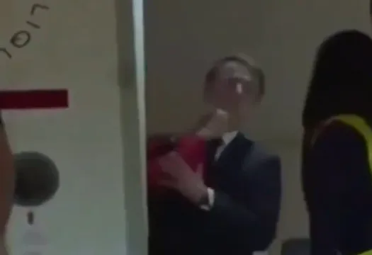 Fransa Cumhurbaşkanı Macron uçakta eşinden tokat yedi