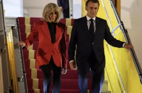 Fransa Cumhurbaşkanı Macron uçakta eşinden tokat yedi