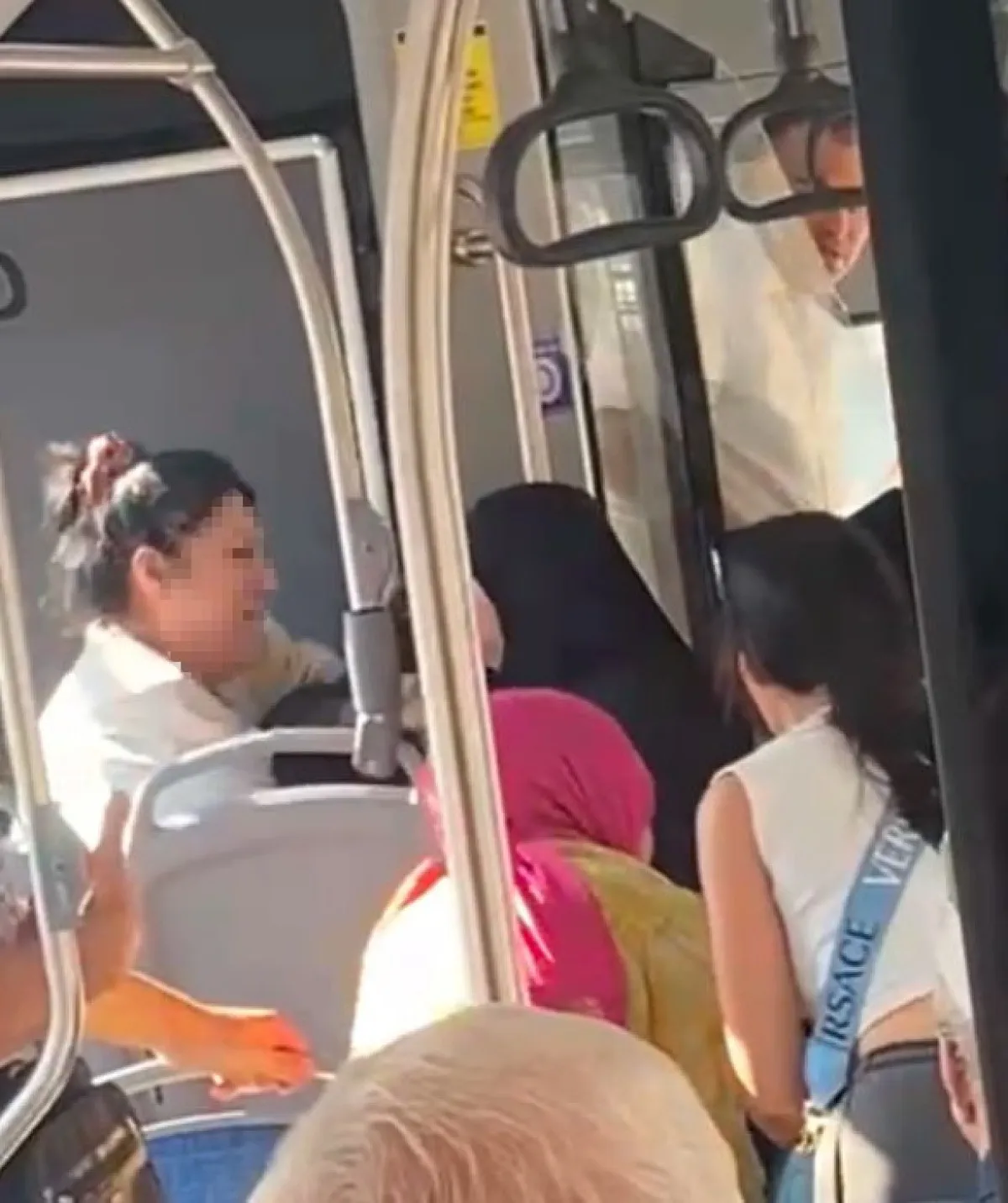 Otobüste çarşaflı kadına saldırdı: Defolun gidin bu ülkeden