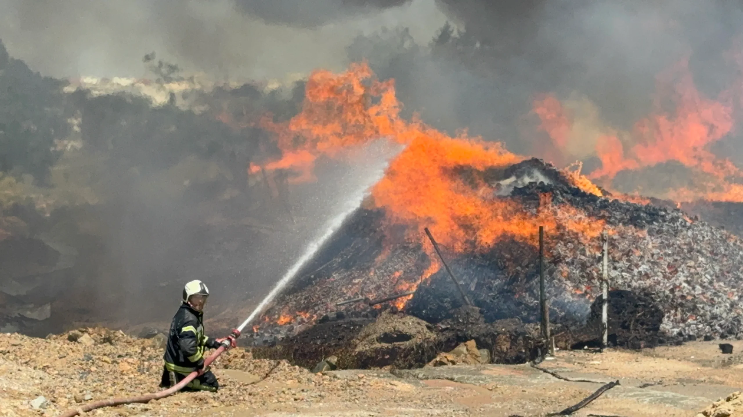 Palet fabrikasındaki yangına müdahale sürüyor