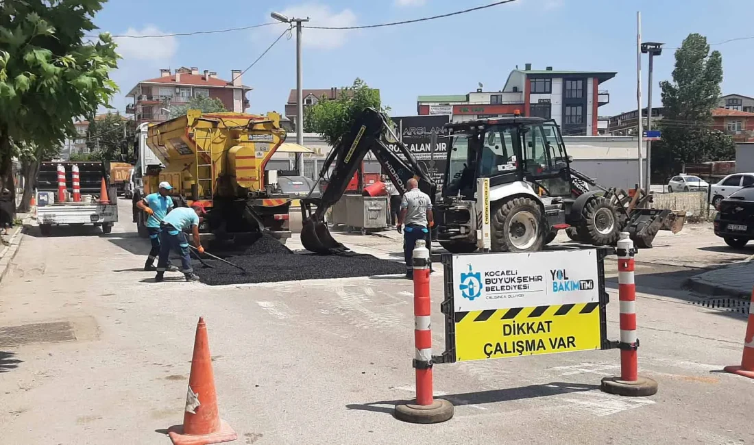 Büyükşehir, bozulan yollardaki asfalt onarımına devam ediyor. Çalışmalar ile yollar,