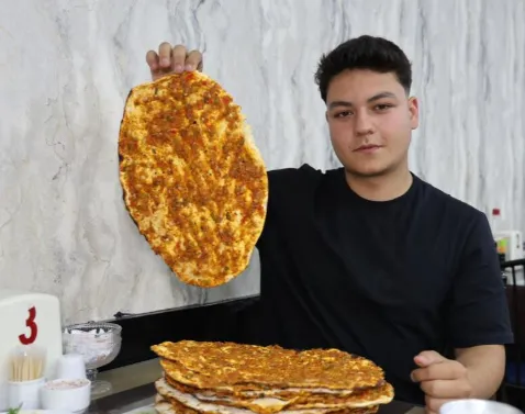 70 kilo ama yaptığı hayret ettiriyor! Bir oturuşta 15 lahmacun yiyebiliyor.