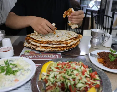 70 kilo ama yaptığı hayret ettiriyor! Bir oturuşta 15 lahmacun yiyebiliyor.