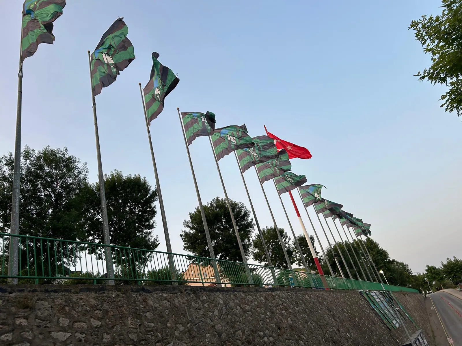 Kocaelispor bayrakları 60 Evler Sahili’nde dalgalanıyor!