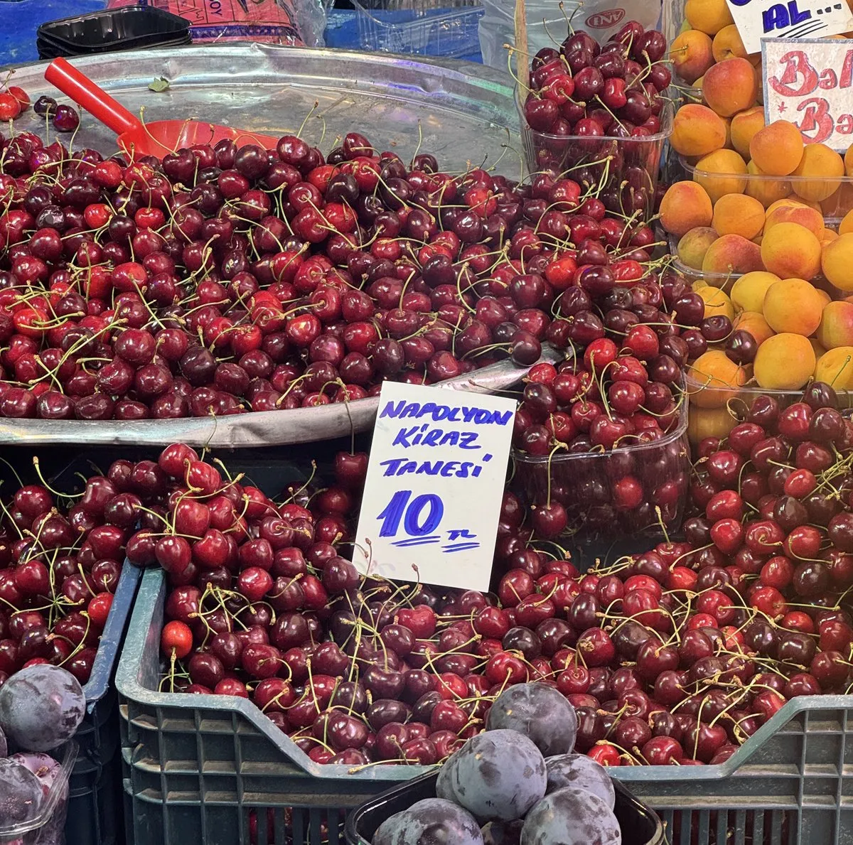 Eskişehir'in Odunpazarı ilçesinde, Pazartesi Pazarı'nda kirazın tanesi 10liradan satılmaya başladı.