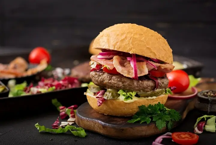 Türkiye'de yediği hamburgerin fiyatı İngiltere'de gündem oldu