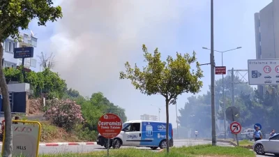 Sabah saatlerinde başlayan yangının yerleşim yerlerine sıçramasını önlemek adına havadan