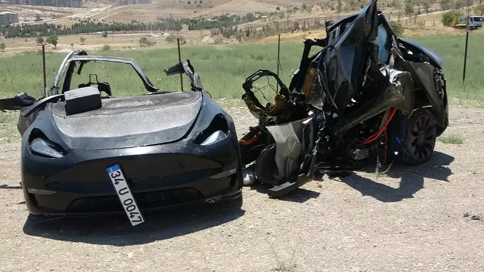 Malatya'da gece saatlerinde meydana gelen feci kazada, Tesla marka otomobil