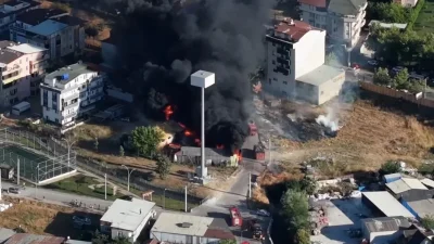 Kocaeli'nin Darıca ilçesinde hurda deposunda çıkan yangın, bitişiğindeki plastik kalıp