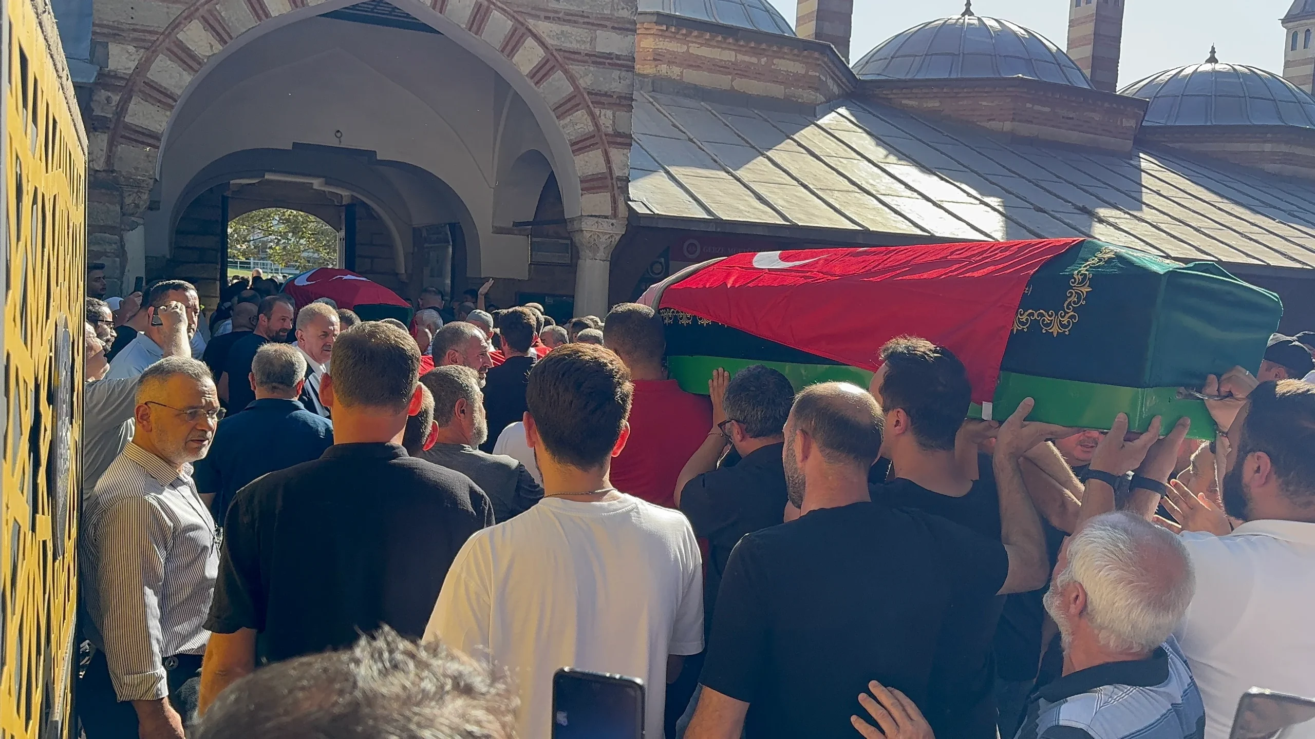 Feci kazada ölen polisin eşi son yolculuğuna evladıyla yan yana uğurlandı