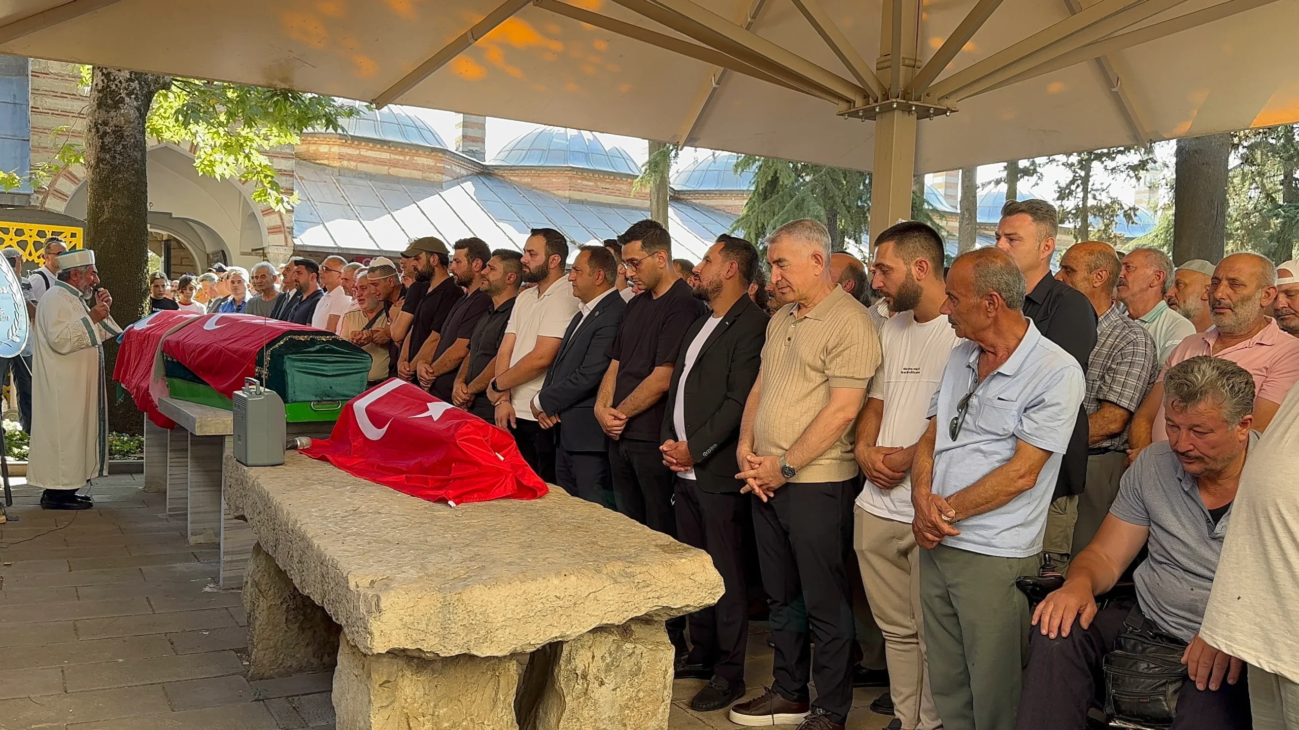 Feci kazada ölen polisin eşi son yolculuğuna evladıyla yan yana uğurlandı