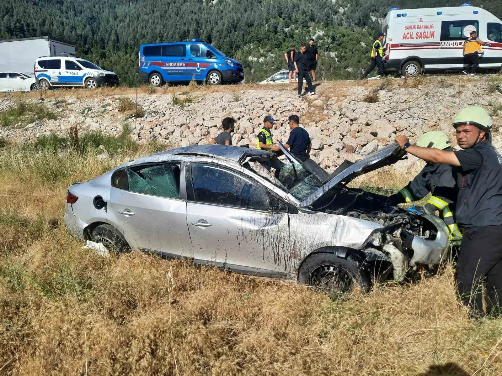 Feci kazada ölen polisin eşi son yolculuğuna evladıyla yan yana uğurlandı
