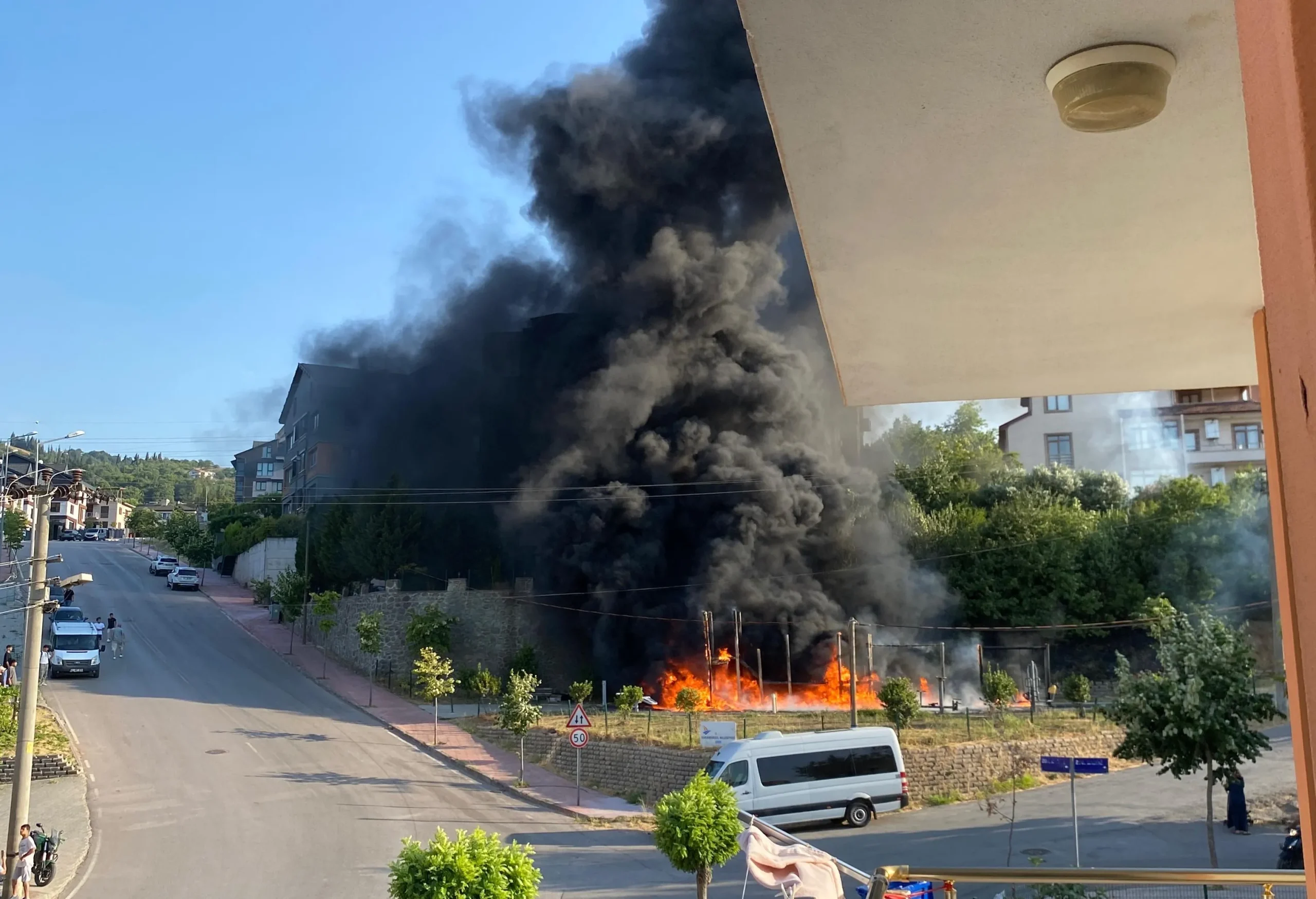 Kocaeli’de çocuk parkı alev topuna döndü!