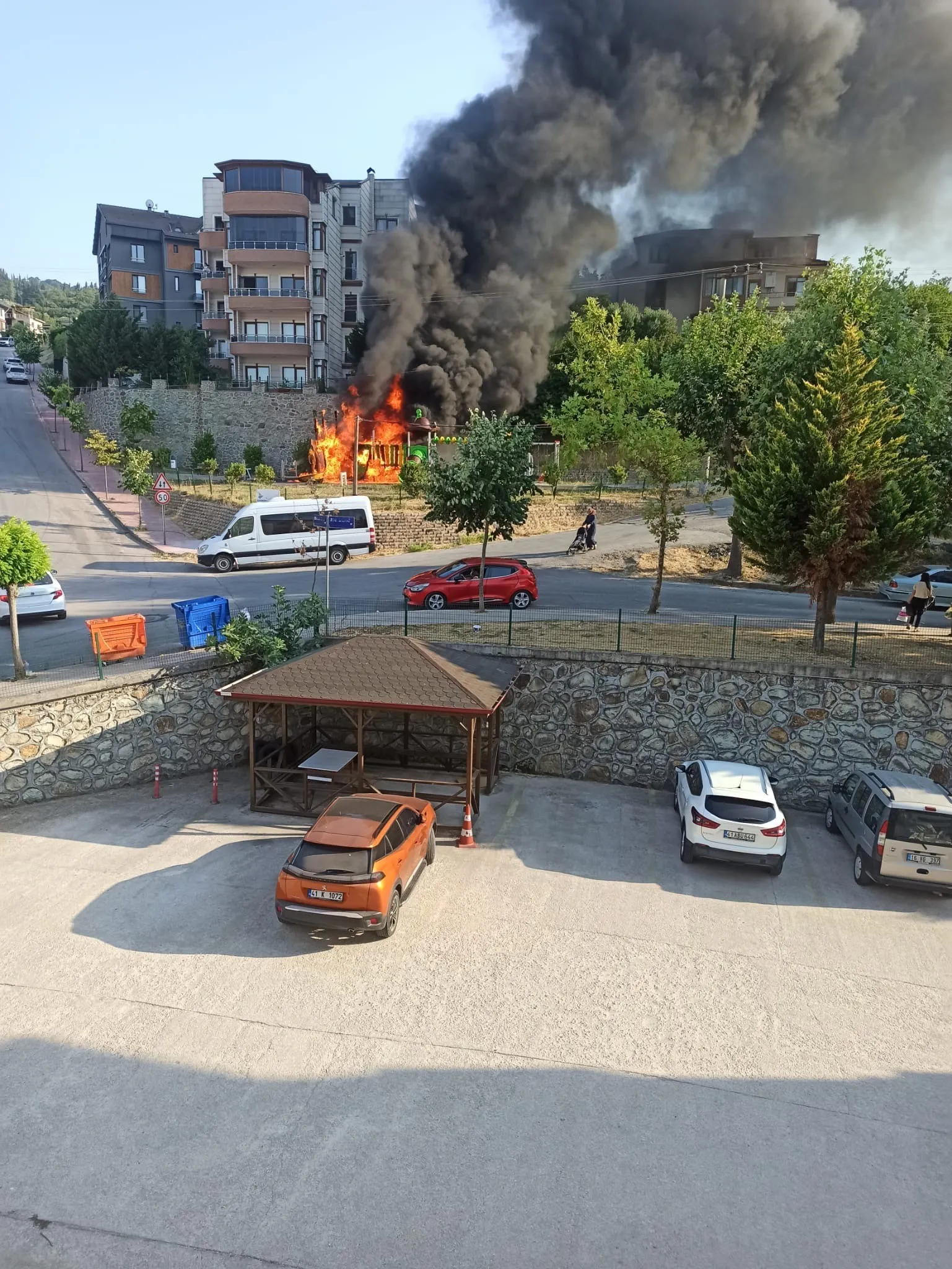 Kocaeli’de çocuk parkı alev topuna döndü!