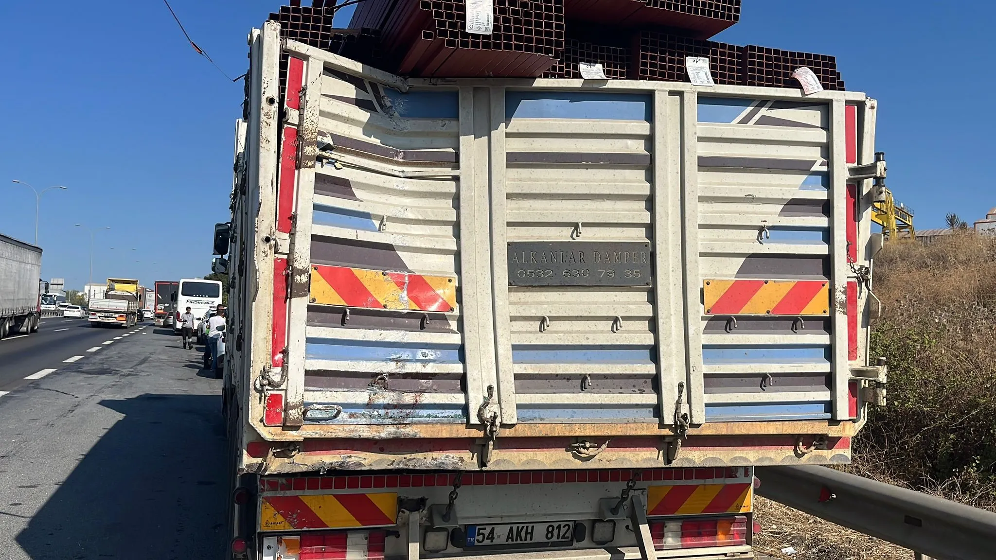 Kocaeli'de yolcu otobüsü kamyona çarptı: 1'i ağır 7 yaralı