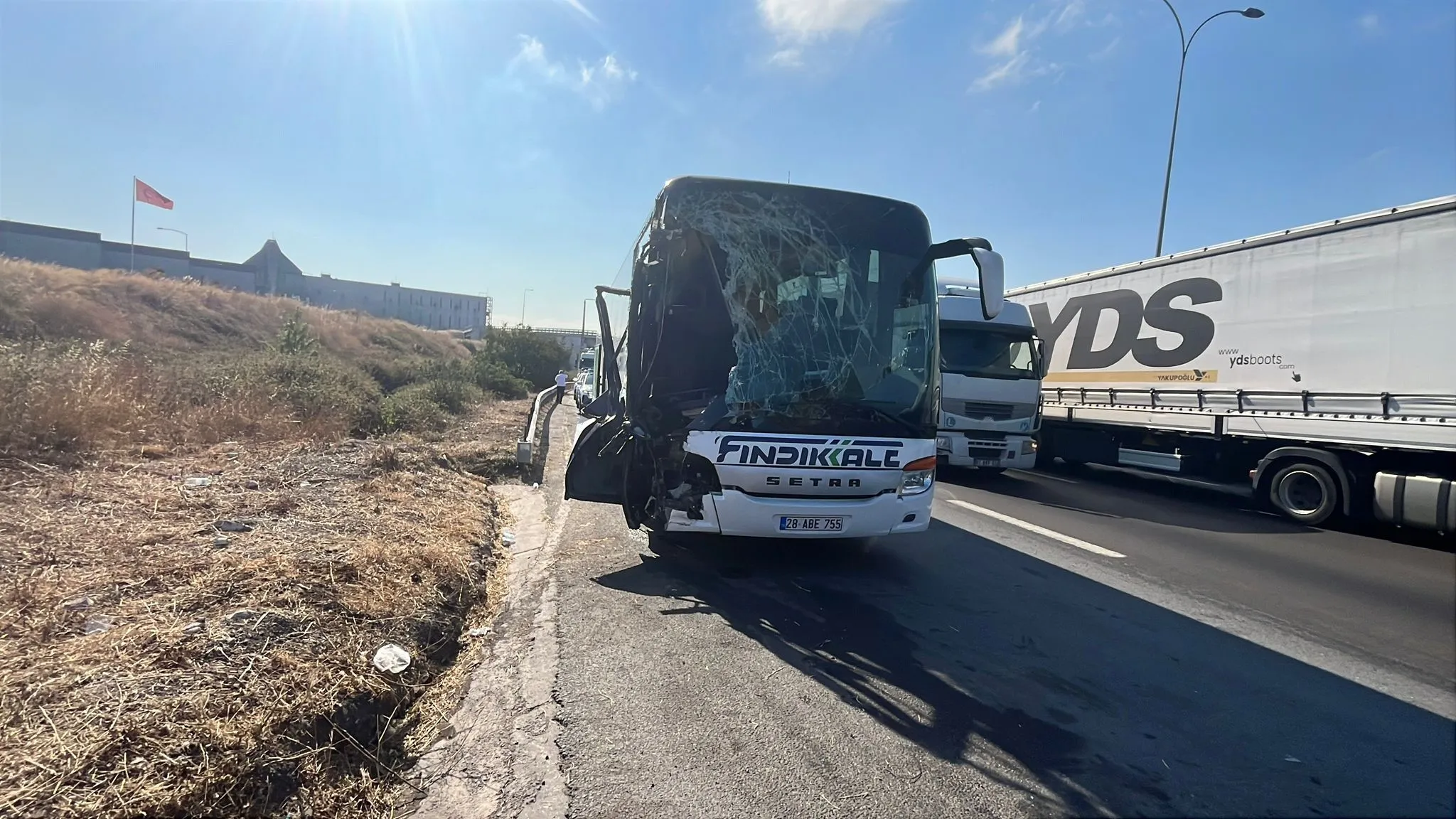Kocaeli'de yolcu otobüsü kamyona çarptı: 1'i ağır 7 yaralı