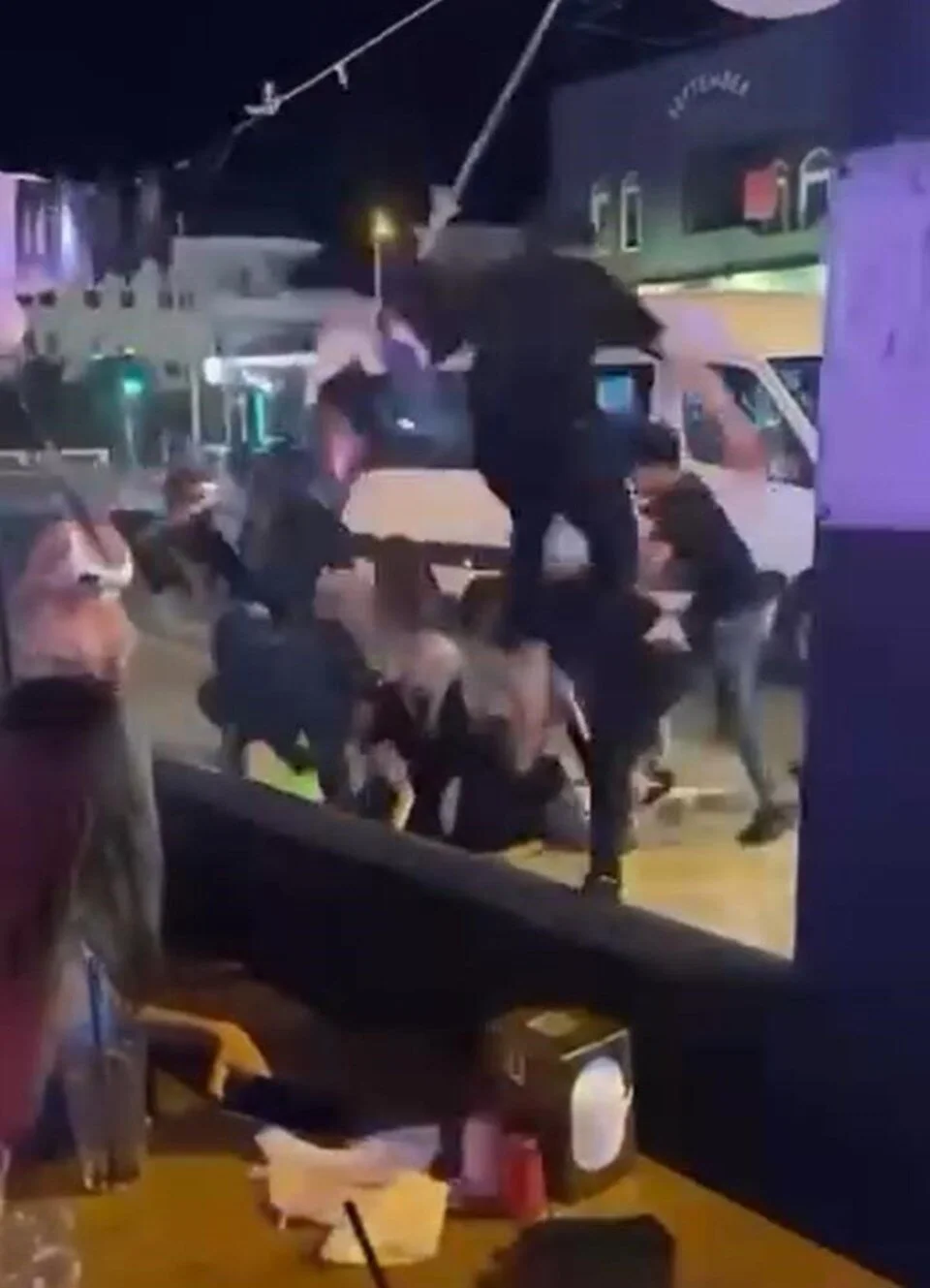 Muğla'nın Marmaris ilçesinde bir eğlence mekanında, kadın turistleri tekme tokat
