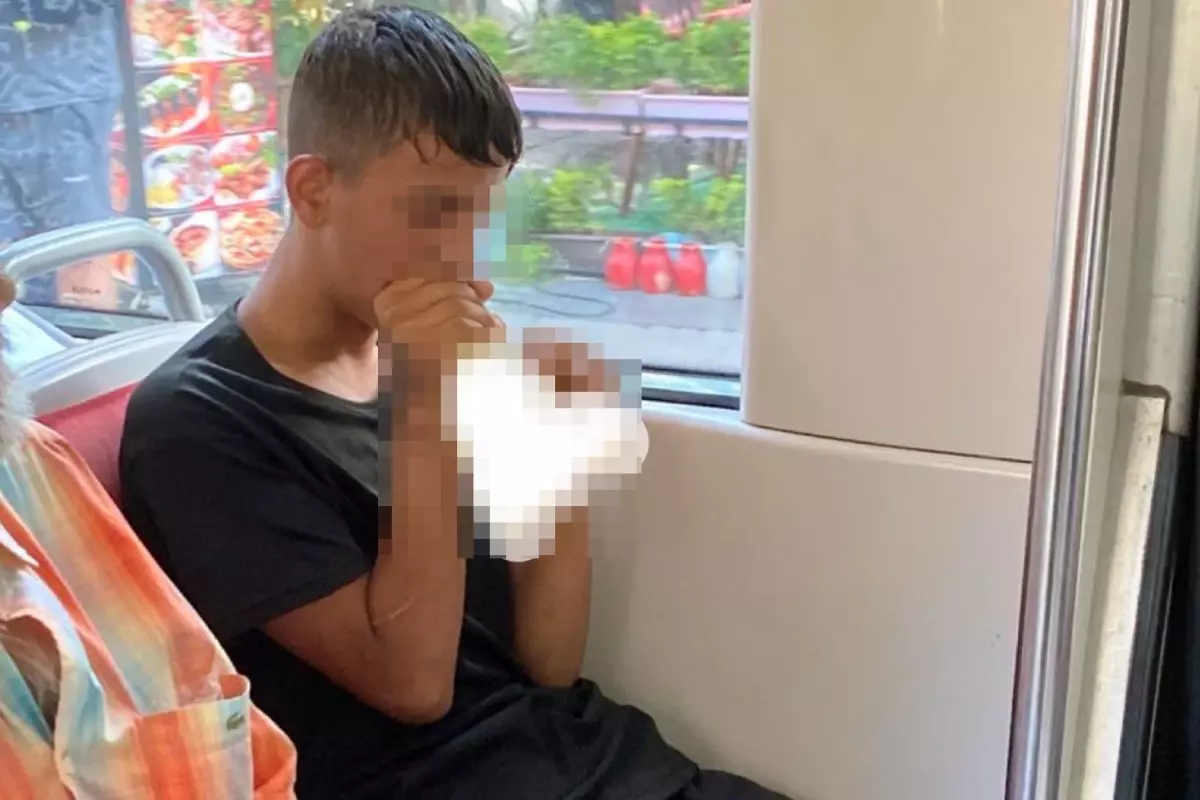 İstanbul'da bir toplu taşıma aracında bir genç, kimseye aldırmadan bali