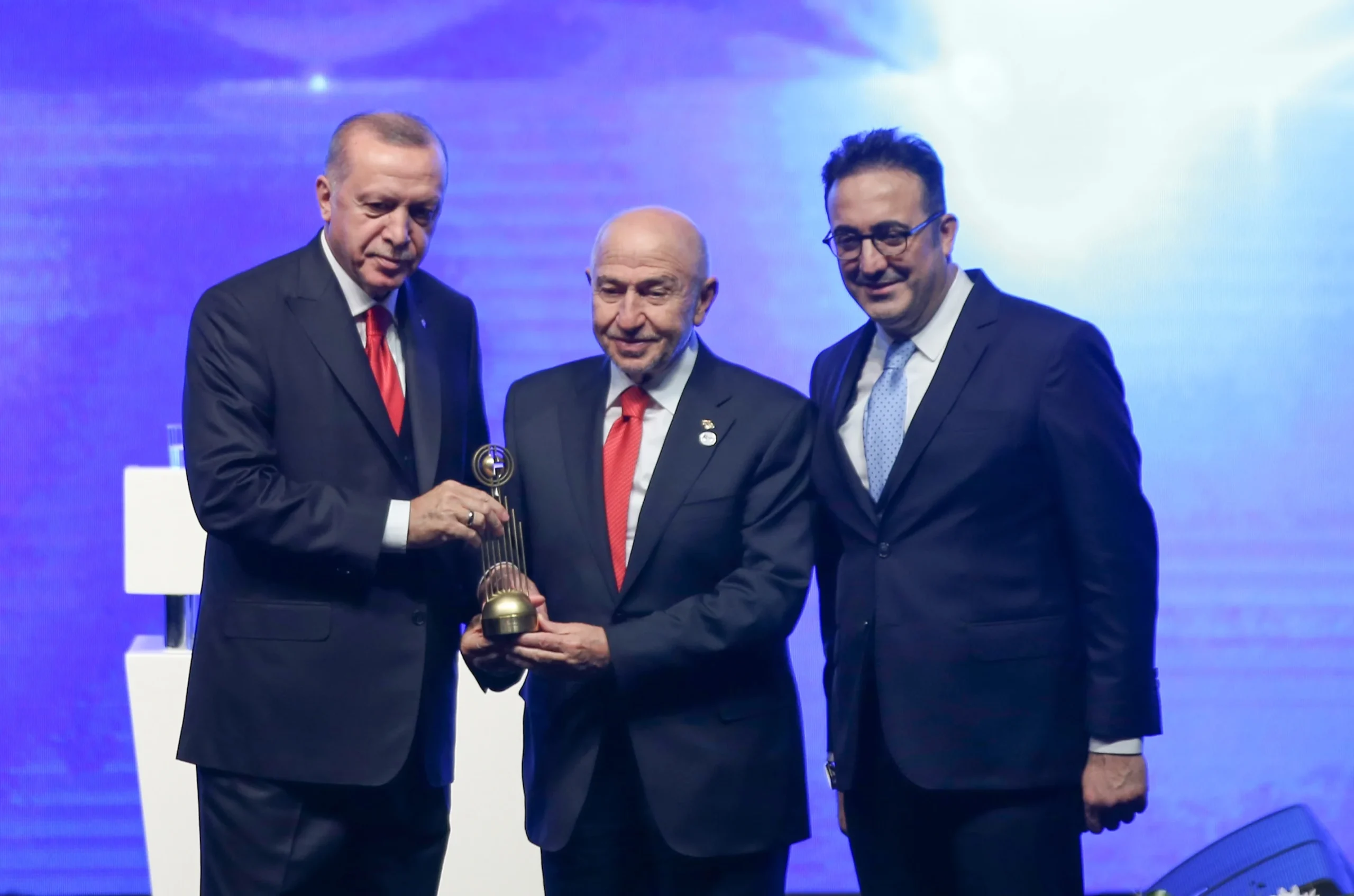 Limak Holding'e 202 milyon euroluk ceza! İşi yetiştiremedi