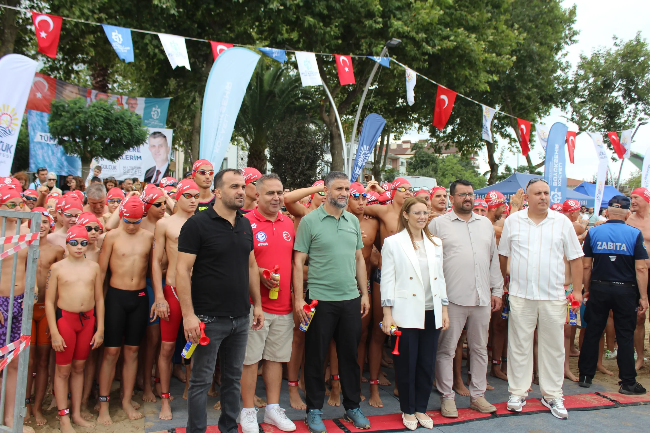 Kocaeli'de yüzme yarışları: Gençler ve çocuklar fırtına gibi yüzdü