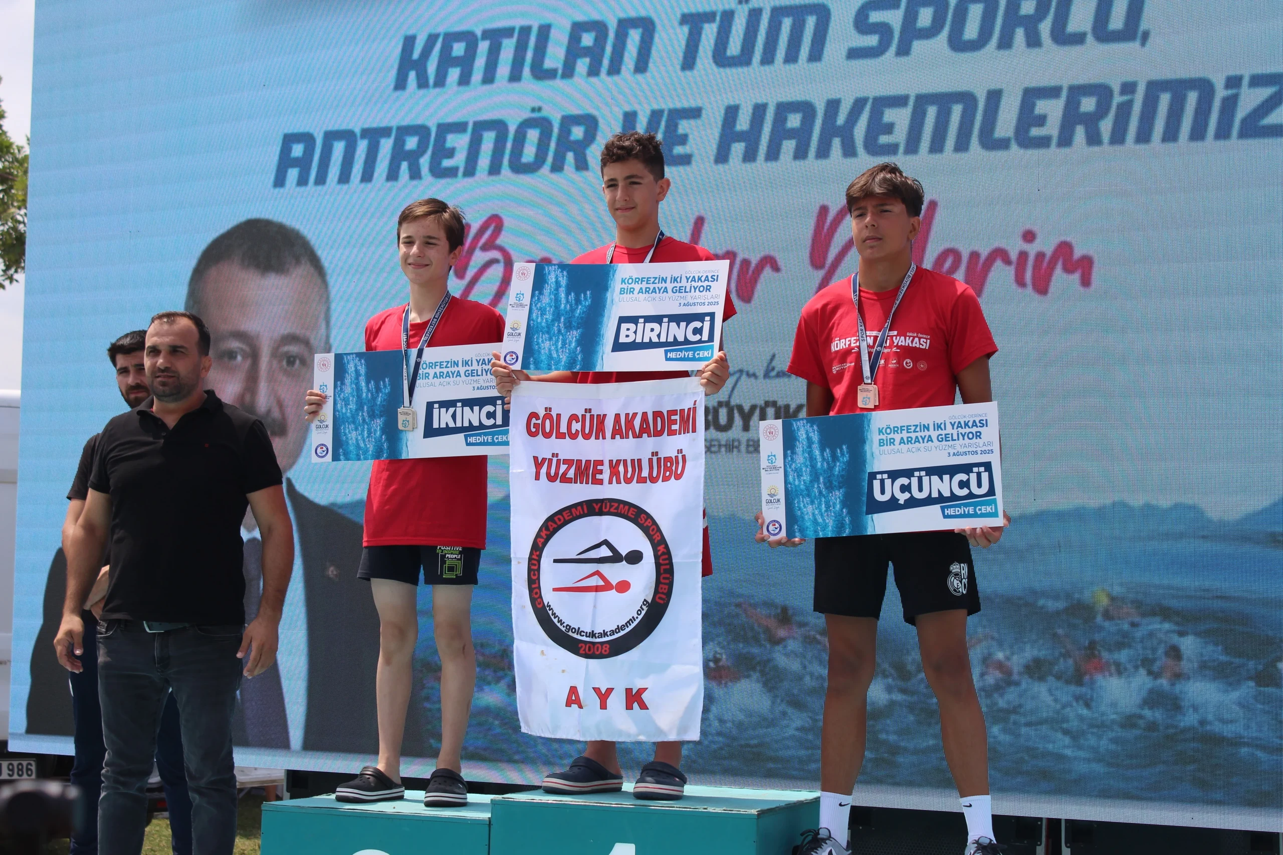 Kocaeli'de yüzme yarışları: Gençler ve çocuklar fırtına gibi yüzdü