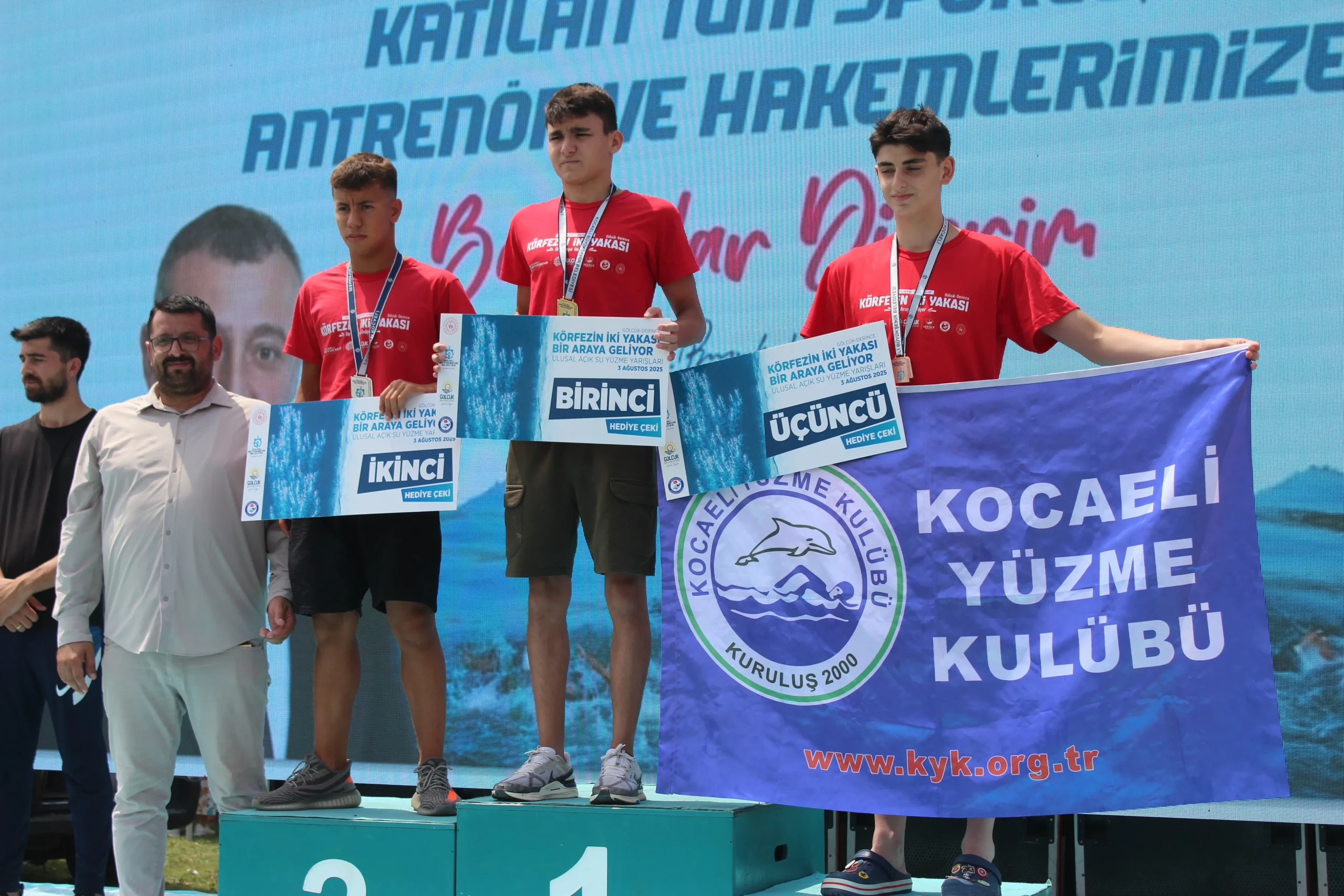 Kocaeli'de yüzme yarışları: Gençler ve çocuklar fırtına gibi yüzdü