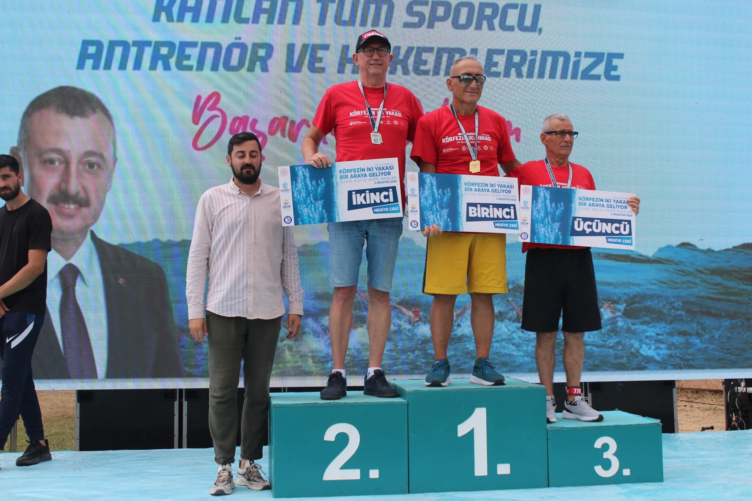 Kocaeli'de yüzme yarışları: Gençler ve çocuklar fırtına gibi yüzdü